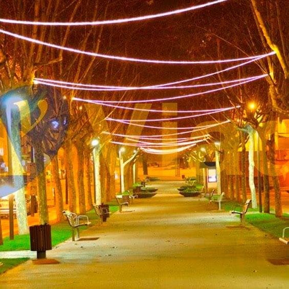 Manguera luces LED en avenida peatonal en árbol de Navidad barato